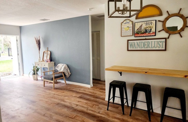 Snowbird friendly, amazing location!