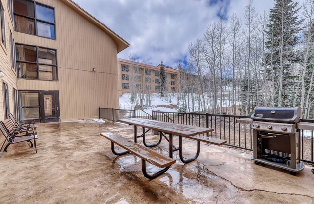 Snowbird-friendly condo with heated pool, sauna & mountain view - walk to lifts
