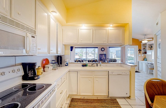Snowbird-friendly Gulf-front house with hot tub, pool & on-site golf - dogs OK
