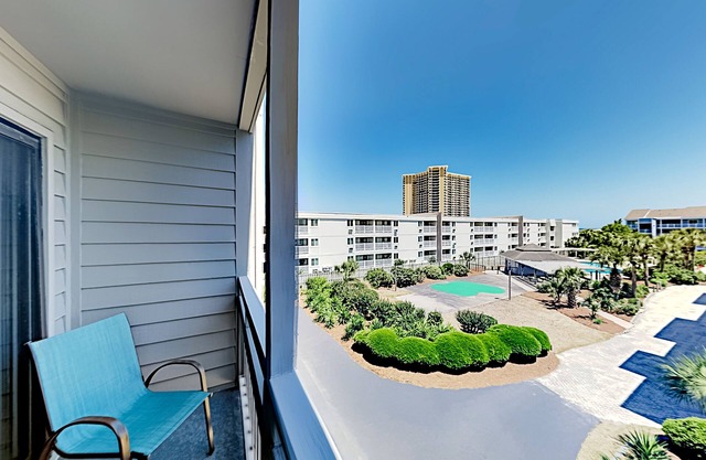 Snowbird-friendly condo with 2 balconies and 2 pools - across from beach