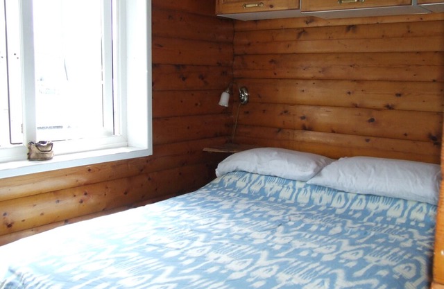SNOWDONIA LOG CABIN RETREAT. 4/6 BERTH FAMILY/PET FRIENDLY. MOUNTAIN VIEWS