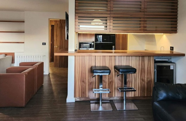 Snowland Haven: 2-Bedroom with Terrace