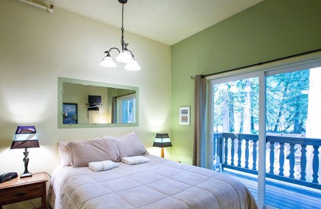 Snowline Lodge Condo #77 - Economical - Convenient - Kitchenette - Sleeps 2