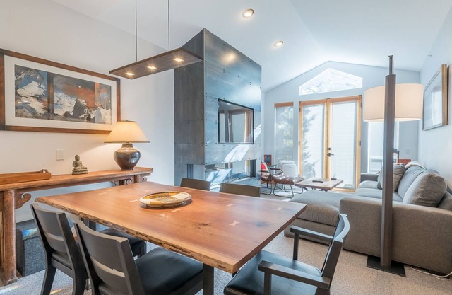 Snowstar Condo 23 - Walk to Downtown & River with Onsite Exercise Room