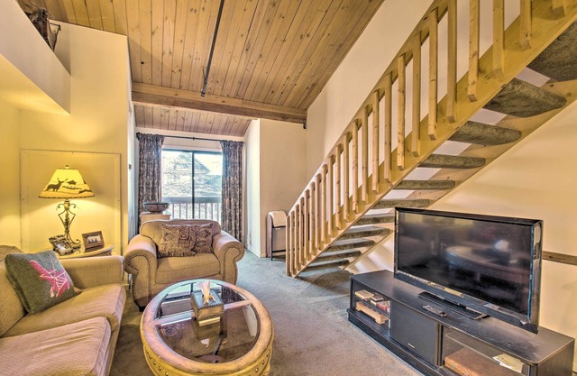 Snug Wintergreen Resort Studio: Ski In & Out!
