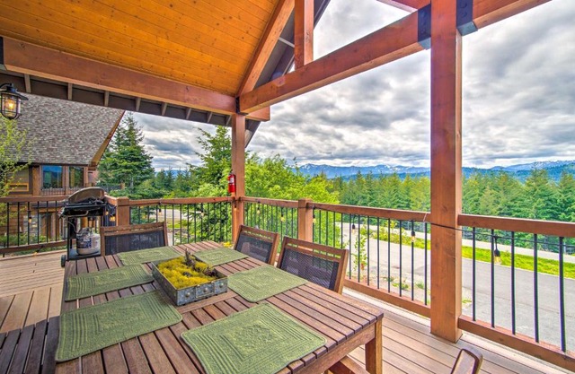 Soak, Night Ski and Explore! Cle Elum Mtn-View Cabin