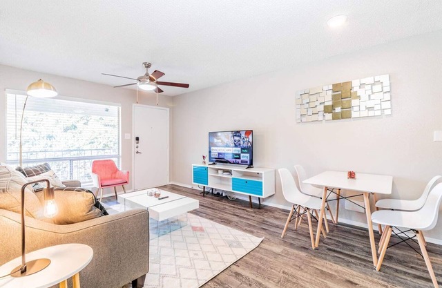 SoCo 1BR suite, king bed, close to Downtown