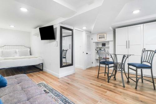 Sojourn Charming Lower Level Studio - Capitol Hill