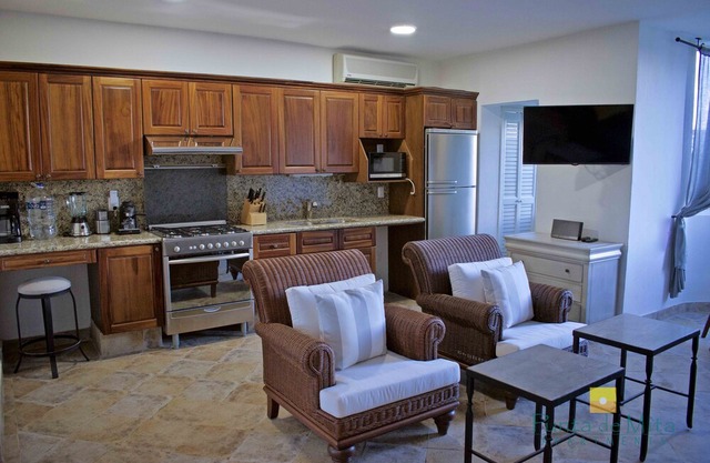 "Sol", One bedroom Apartment. You can walk to Beach and Restaurants.