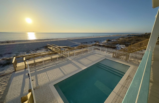 Sol Y Luna, 650 feet of Gulf Views! Sunsets over the water!