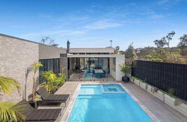 Solace by the Bay: 5 BR, 3 BA in Blairgowrie, Sleeps 10