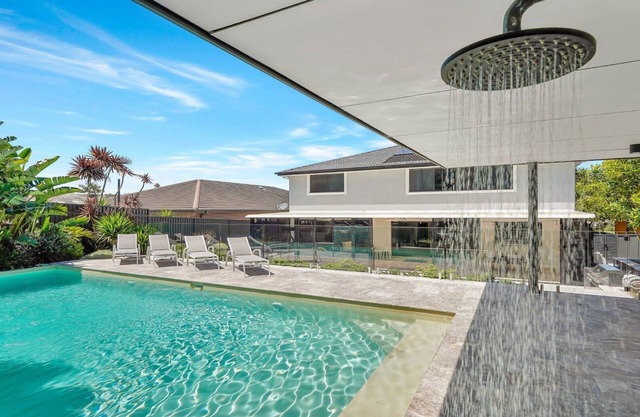 SOLIS | pool, wifi, aircon| Accom Holidays