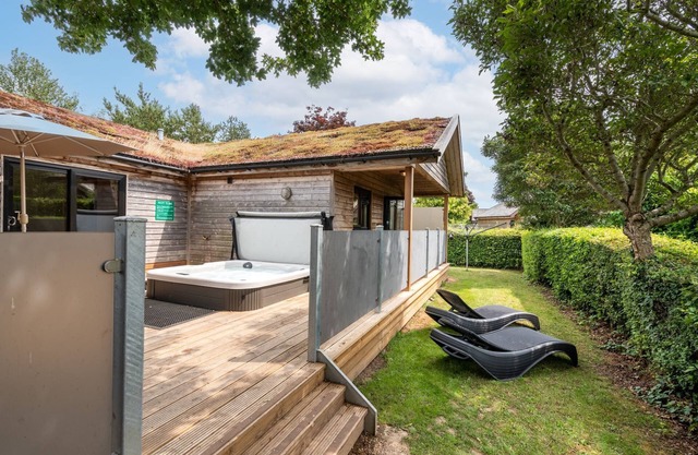 Somerset Lodge - sleeps 4/5 with private hot tub