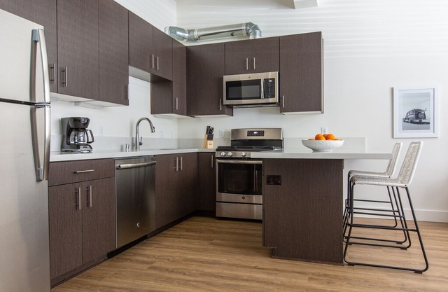 Sonder | State Suites | Bright Studio