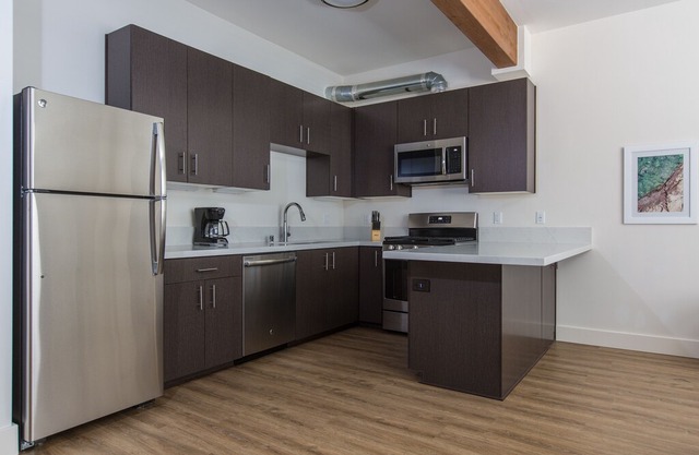 Sonder | State Suites | Vibrant Studio