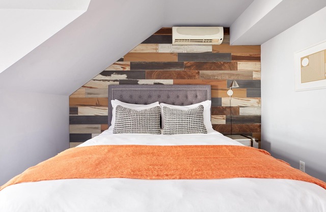 Sonder The Wellesley | Spacious Queen Room