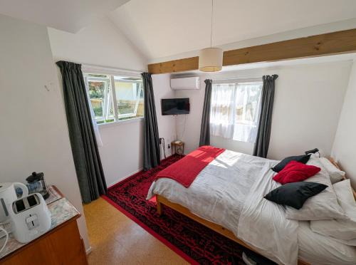 Songbird Sleepout with bathroom and mini kitchenette