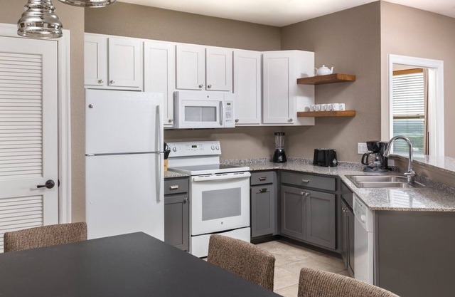 🌟Soothe Your Spirit At Radiant Resort🌟 2BD, 2BATH, Riverview Pool & Hot Tub!