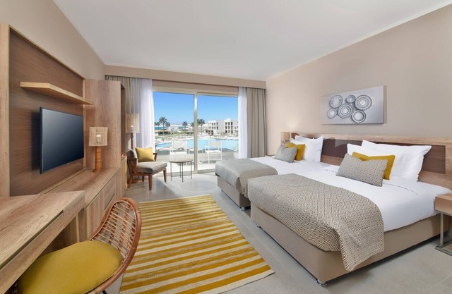 Sophisticated Suite w/Incredible Sea View + Sunset Glow l 2 Pool-view Rooms
