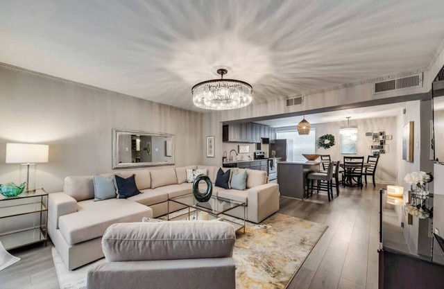 Sophisticated 2-Bed, 1.5-Bath furnished condo in central Dallas with a private patio, serene garden views, and exclusive access to an award-winning courtyard equipped with premium wellness products and relaxing lounge areas.