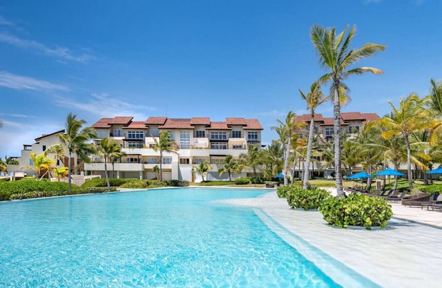 Sotogrande: Beachfront condo w/housekeeper, plunge pool, beach & pool