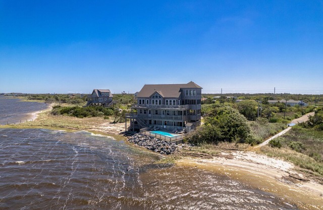 Soundfront Family Escape – Pool, Hot Tub & Views