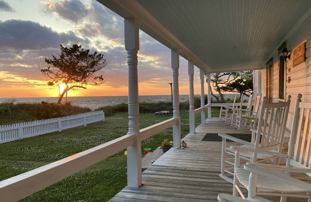 Soundfront Inn: Spacious historic home with beach on Pamlico Sound