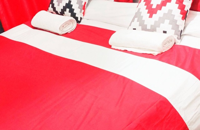 South b studio with free wifi, hot shower, 2clean towels, kitchen area , fridge,
