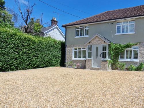 South Coast New Forest Holiday Home-4 Bed-Sleeps 8-Spacious-Parking-EV Dock-Large Garden-Playground-Great for Families-Groups-Professionals