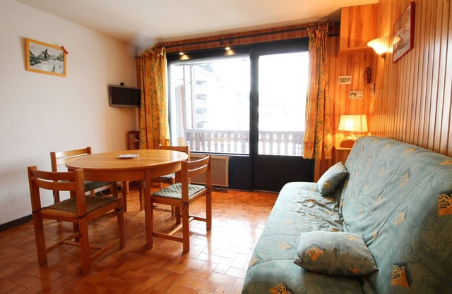 South-Facing 3-Room Apt Sleeps 6, Near Village Center and Ski Lifts
