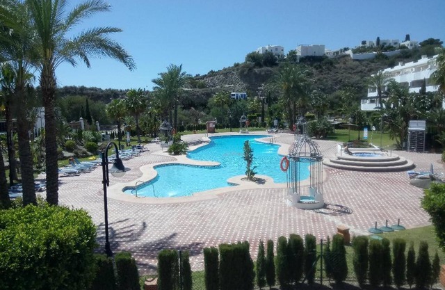 South facing one bedroomapartment with WIFI & private parking