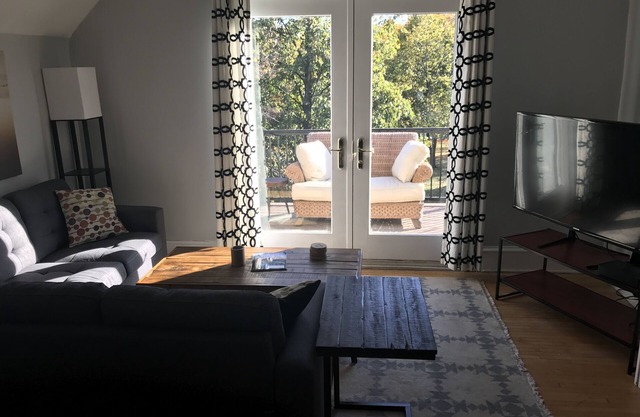 South Minneapolis Treetop Unit - 2 Blks From The Lake Calhoun And Lake Harriet