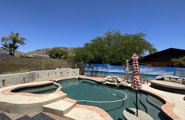 South Mountain-Ahwatukee FREE HEATED Pool and Hot Tub Walk to trails and park.