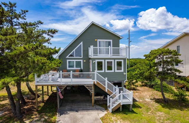 South Nags Head 3 Bed 2 Bath Home, Sleeps 8 only 4 Minutes to the beach!