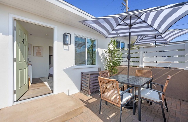 South Oceanside Bungalow 4 - Deluxe Queen Studio + Patio
