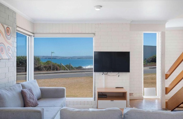 South Seas 1 Beachfront Villa Walk everywhere