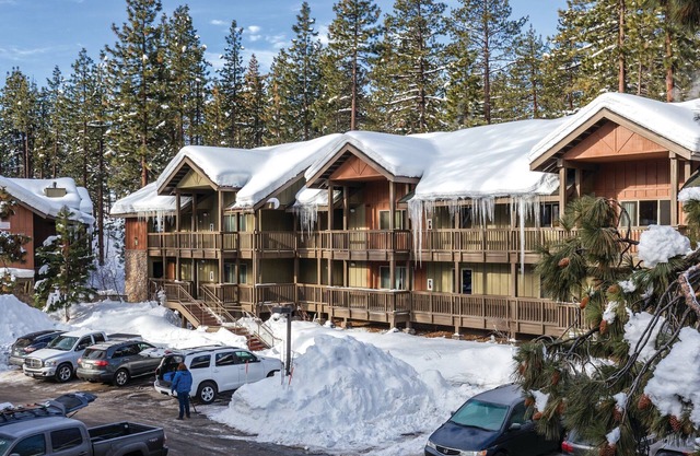 South Shore Charming 2-bedroom lodge in Zephyr Cove