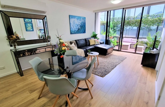 Southbank Apartment with Large Courtyard-pool, tennis, BBQ and the best location
