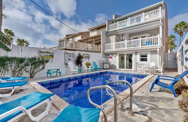 Southern Comfort: Beautiful Beach House with Heated Pool. Dog-Friendly and Steps to Beach!