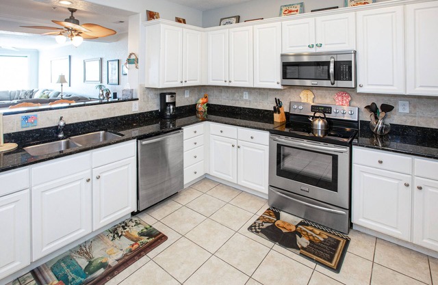 Southside, 3rd-floor condo with ocean view, balcony, WiFi & on-site pool/gym