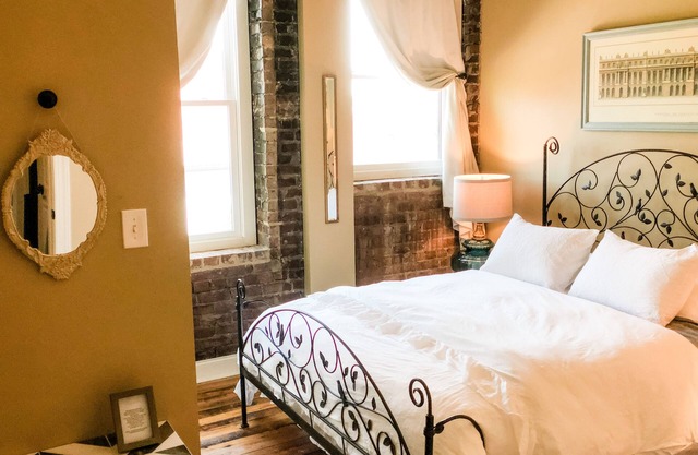 Southside Condo in the Thick of It, sleeps 4