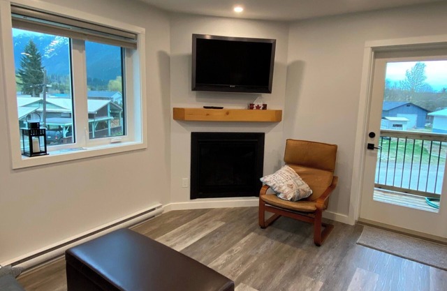 Southside Mountain Views - 1 Bedroom Suite - Long-term Rental