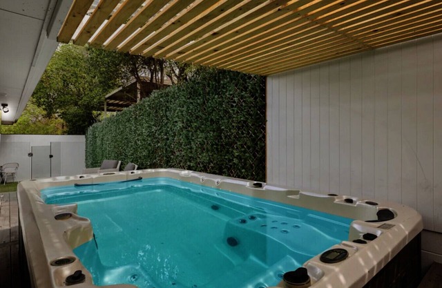 Spa Haus- 2 King Bedrooms, Private Spa, Pets welcome