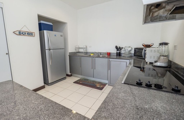 Spaceful Jaco Bay Beach Condo 401, walking distance to the beach
