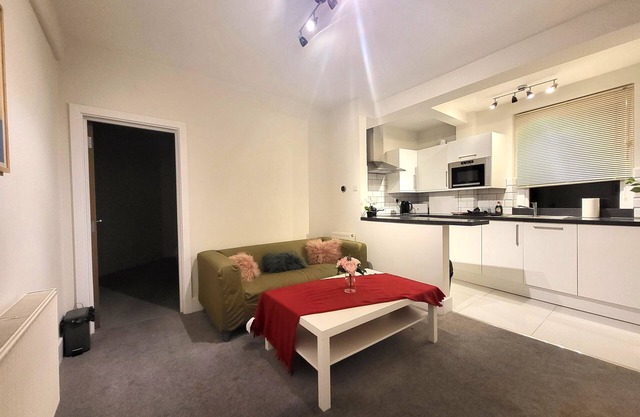 Spacious 1 Bedroom Apartment in Chiswick