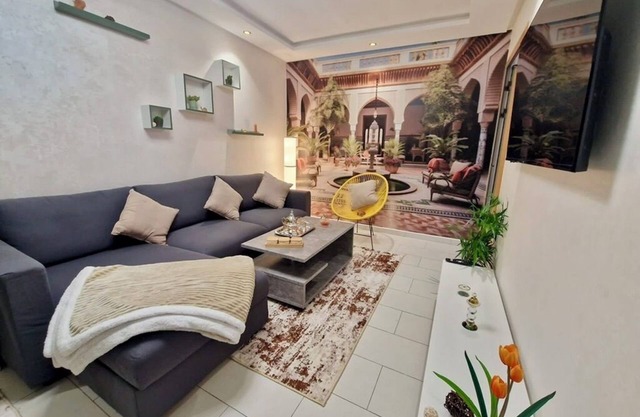 Spacious 1-bedroom condo with WiFi, AC in fabulous Marrakesh