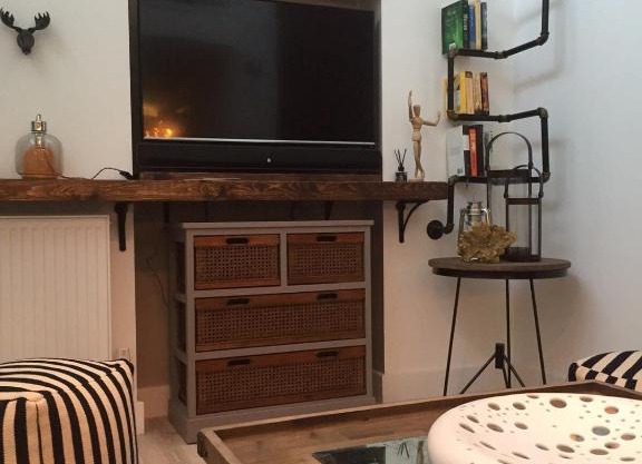 Spacious 1 Bedroom Split Level Old Pub Conversion Tower Bridge