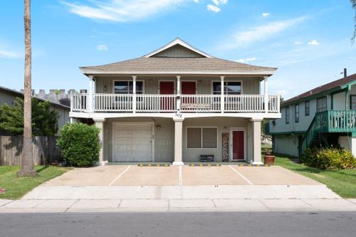 Spacious 10 Bed, Steps to Beach, Private Pool, Yard, Grill