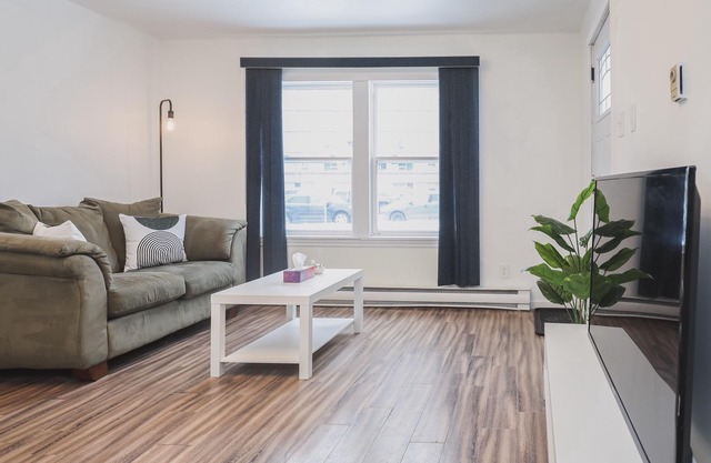 Spacious 1BD Steps To All City Attractions + PS4