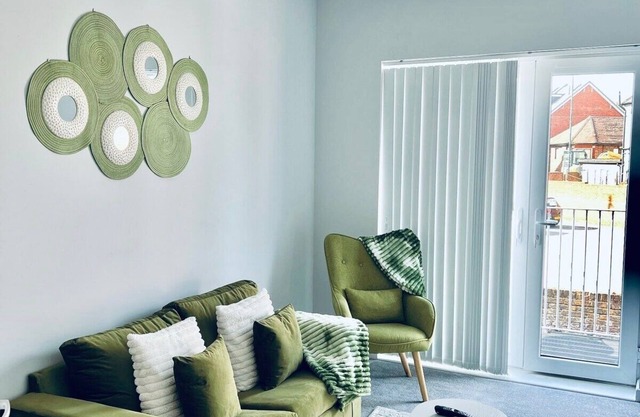 Spacious 1BR Apt with balcony in Strood-Rochester